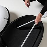 Loutd_musegg Digital High End Speaker Unpacking Schritt 3: Entnimm den Standfuß von der dem Musegg gegenüberliegenden Kofferseite. 